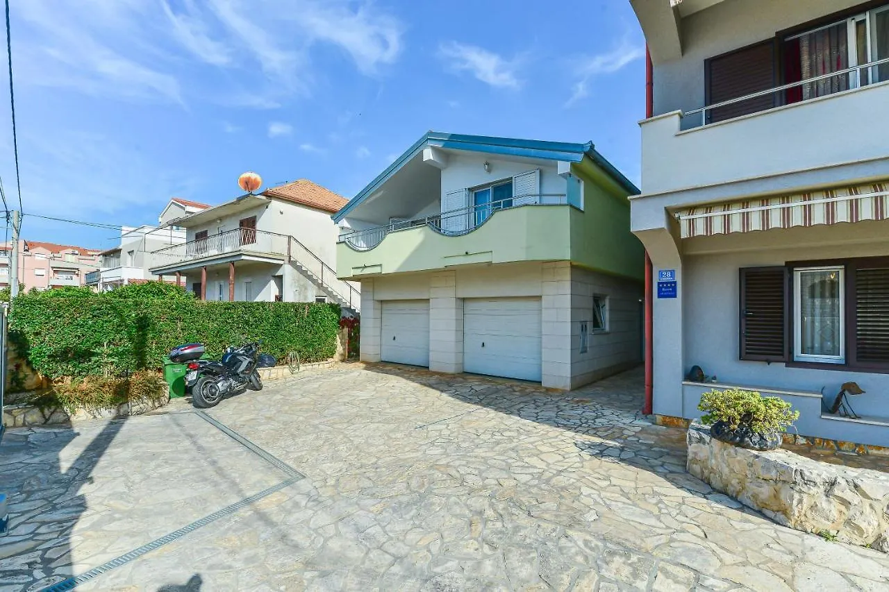 Family Friendly Apartments With A Swimming Pool Zadar - 16336