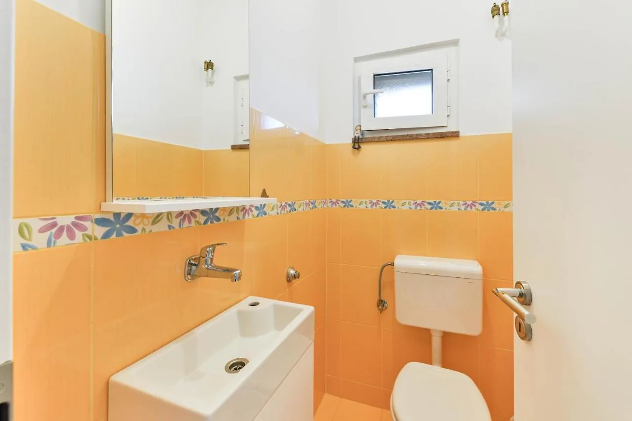 Family Friendly Apartments With A Swimming Pool Zadar - 16336