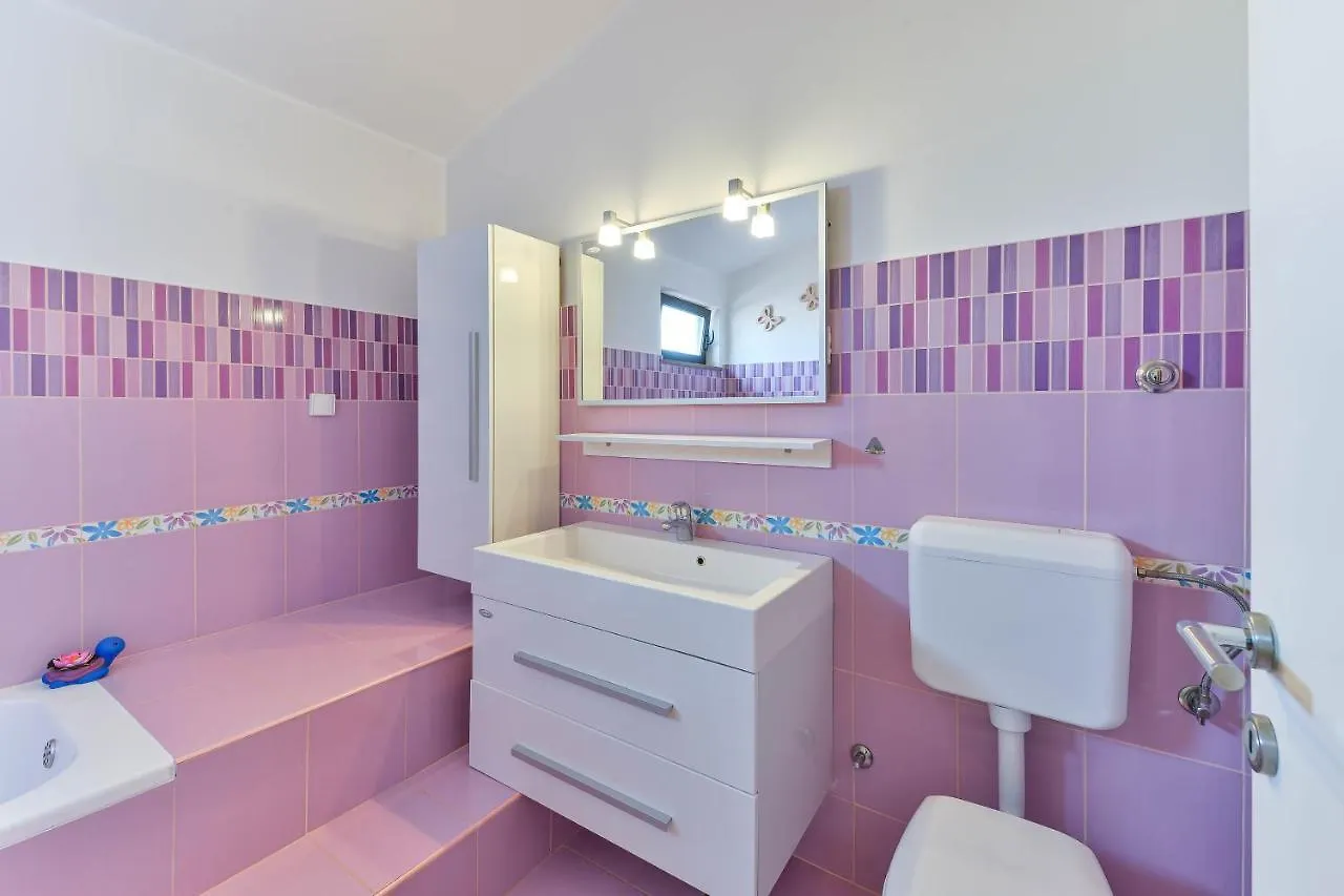 Family Friendly Apartments With A Swimming Pool Zadar - 16336