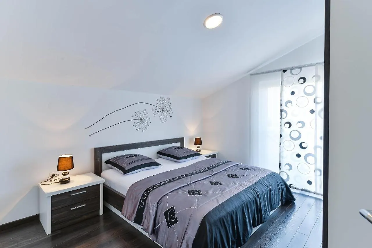 Family Friendly Apartments With A Swimming Pool Zadar - 16336