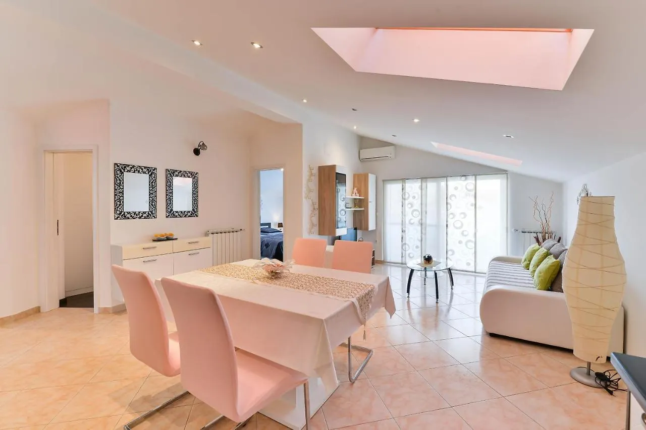 Family Friendly Apartments With A Swimming Pool Zadar - 16336