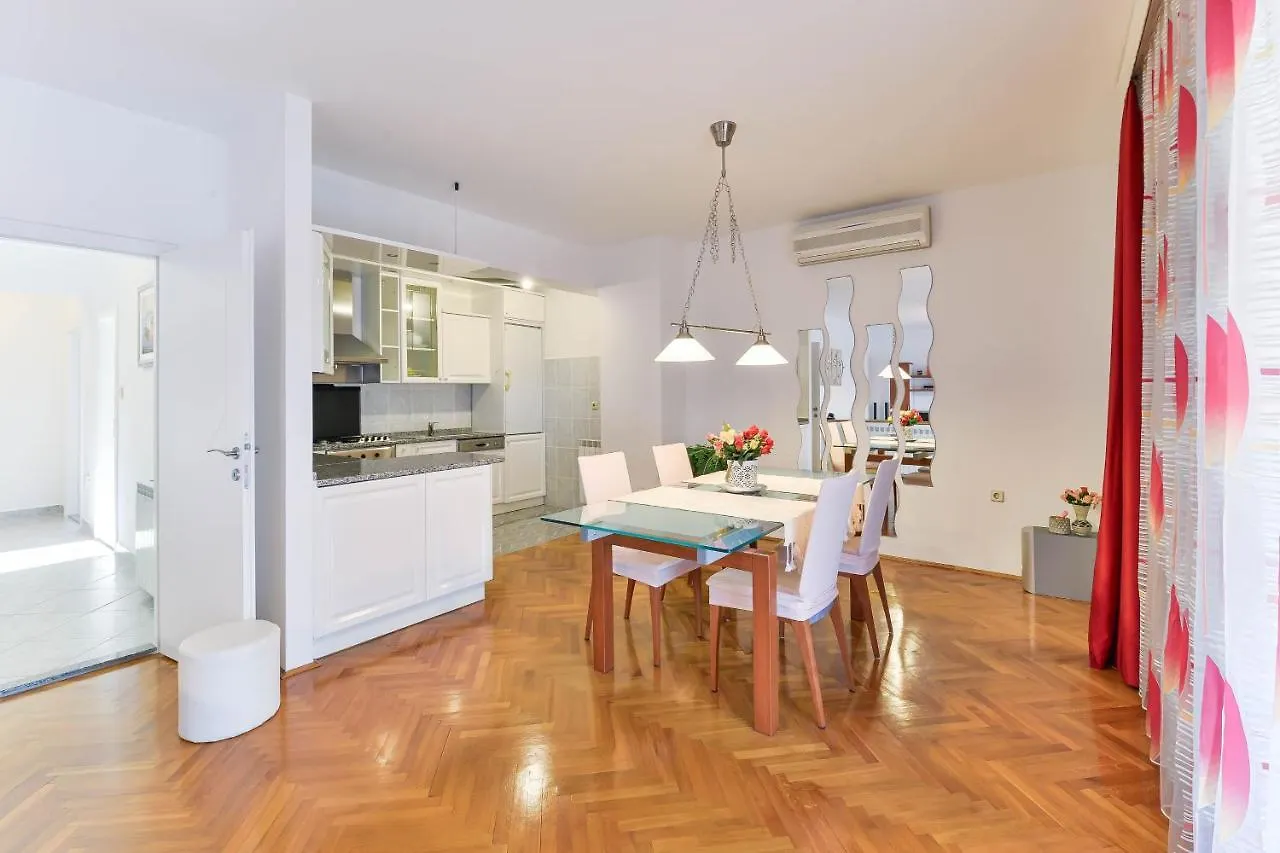 Family Friendly Apartments With A Swimming Pool Zadar - 16336