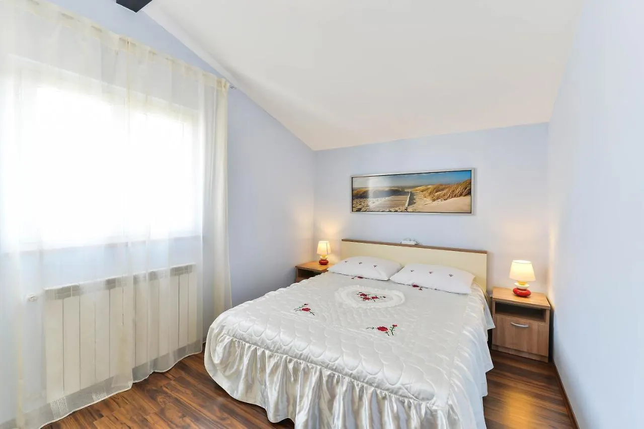 Family Friendly Apartments With A Swimming Pool Zadar - 16336 0*,