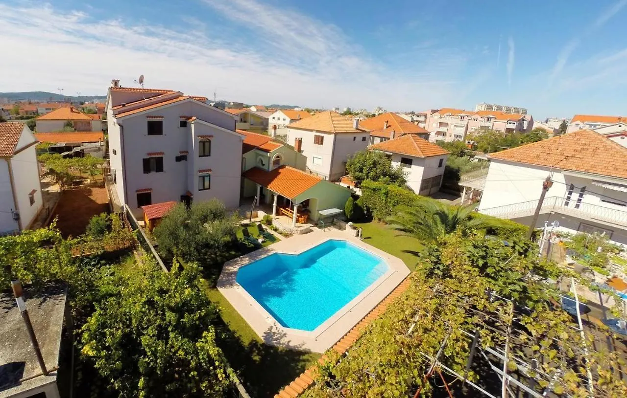 Family Friendly Apartments With A Swimming Pool Zadar - 16336 0*,